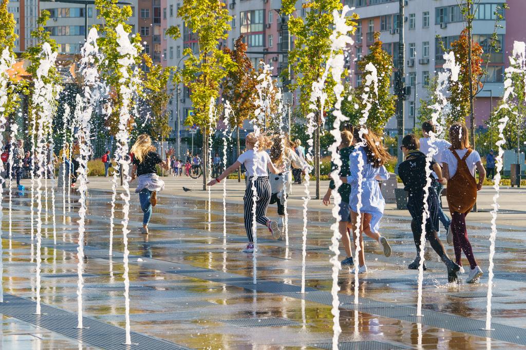 Enfants s'amusant dans un jet d'eau