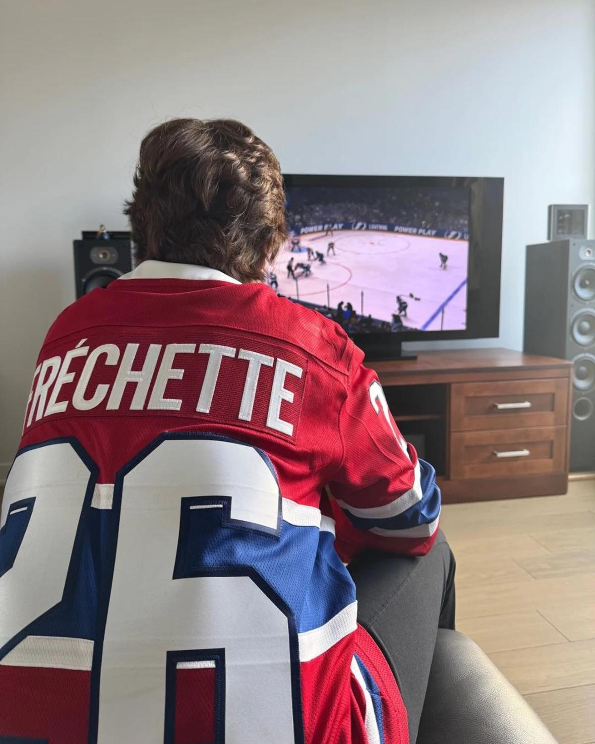Christine Fréchette qui regarde une partie du CH