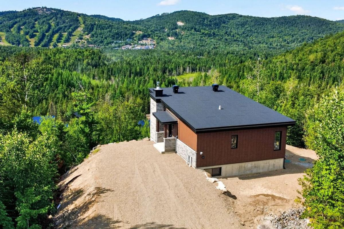 La maison et son environnement naturel vus du ciel