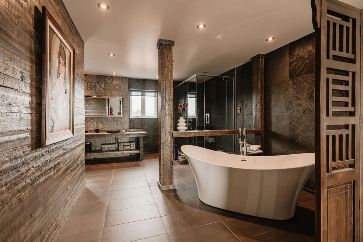 Salle de bain rénovée avec matériaux haut de gamme