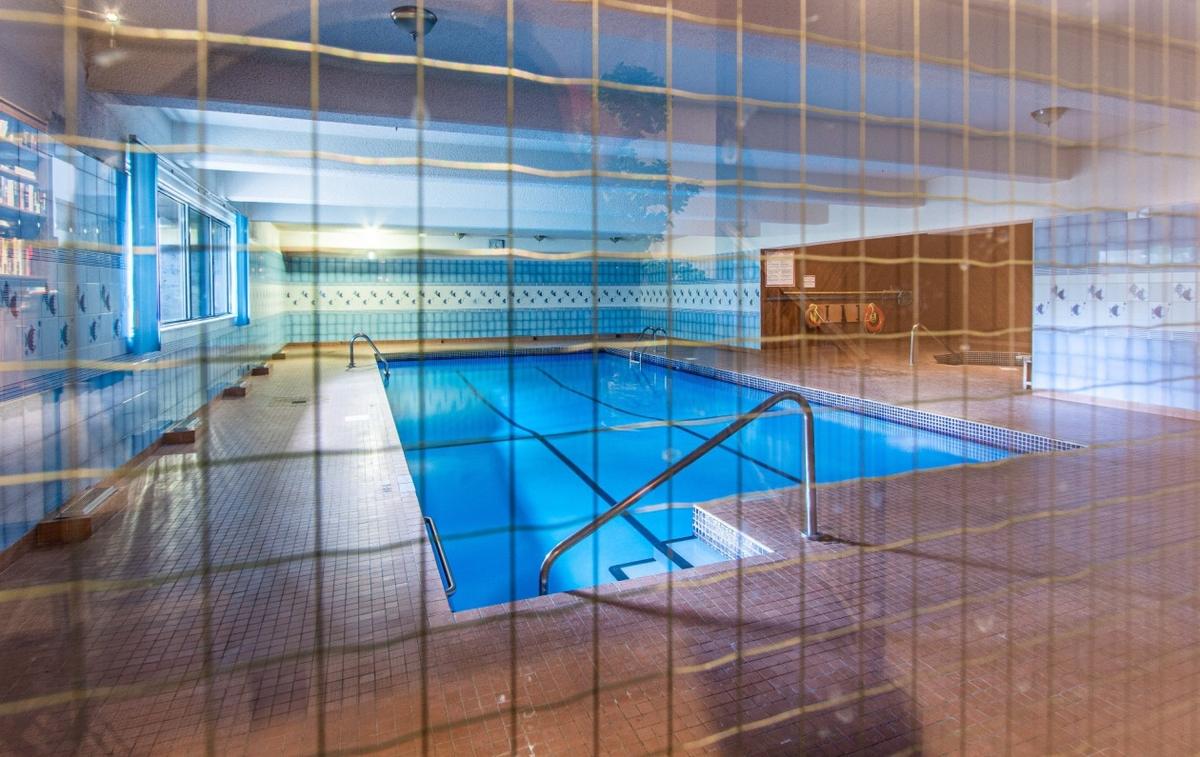 Piscine intérieure de l'immeuble