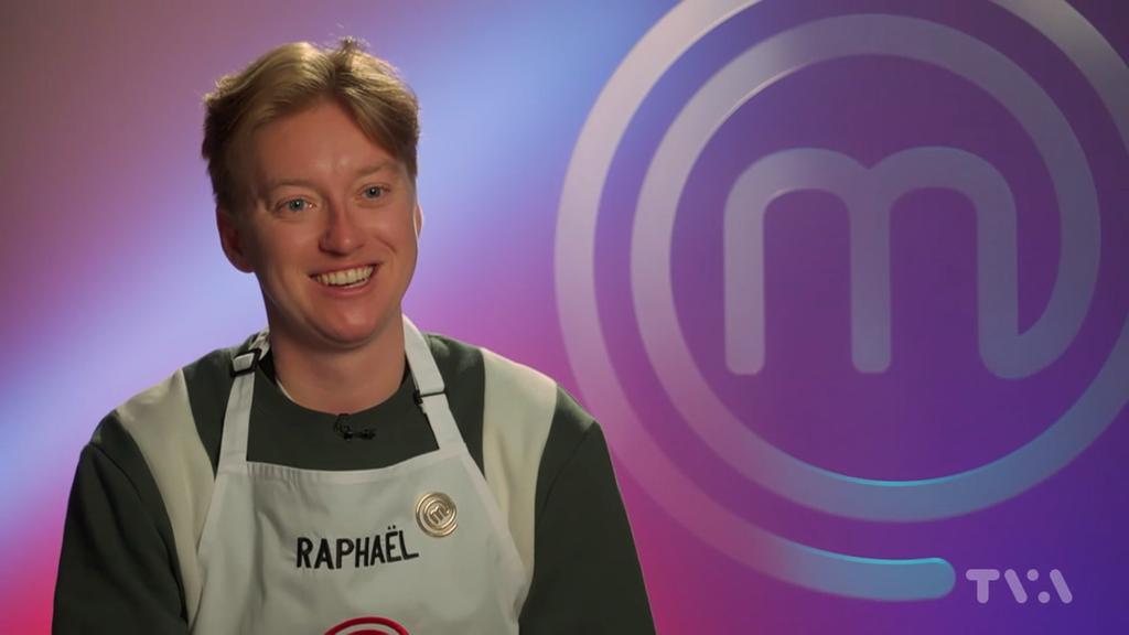 Raphaël candidat de Masterchef Québec avec son épinglette d'imunité