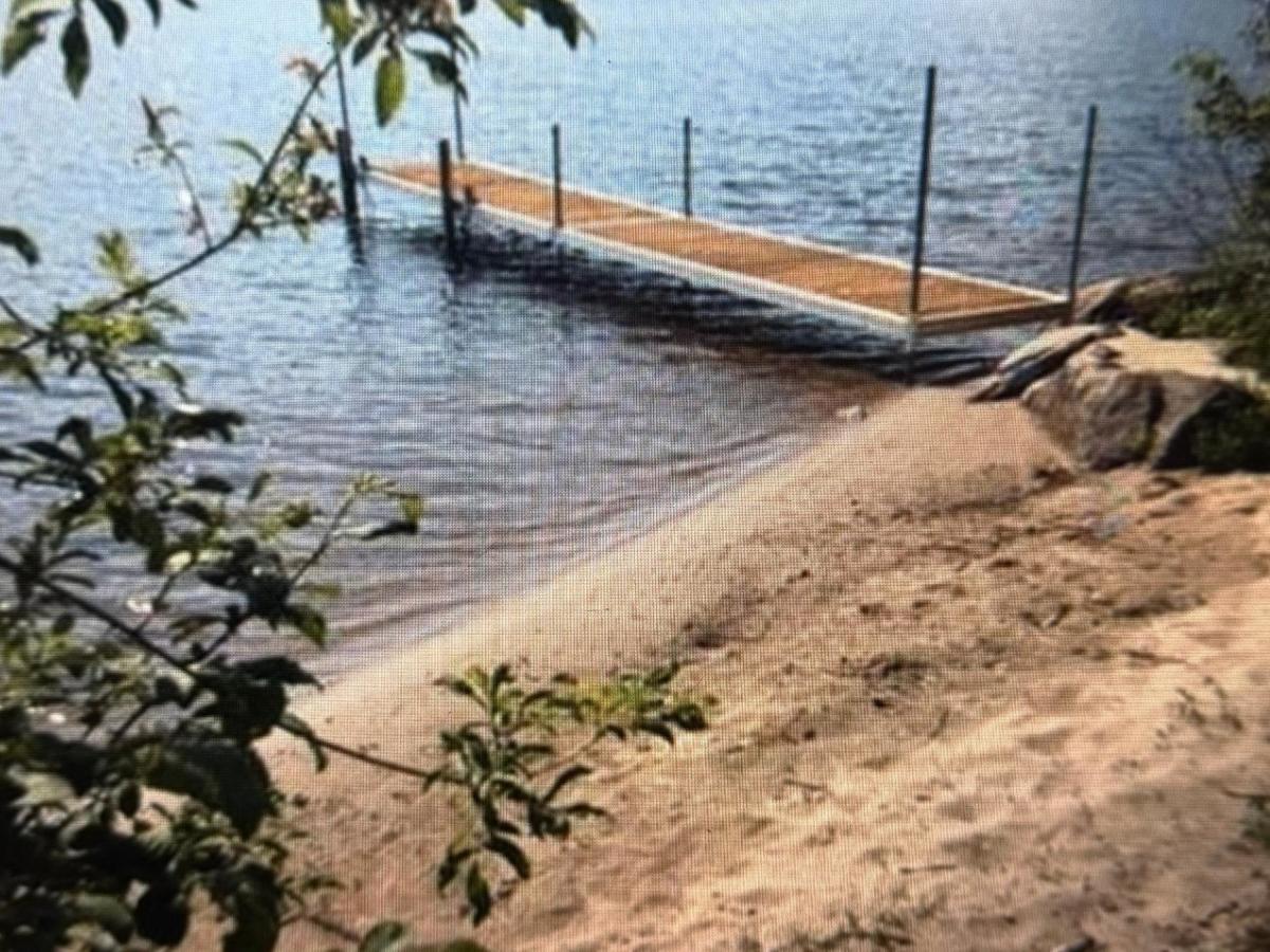 La plage de sable fin et le lac