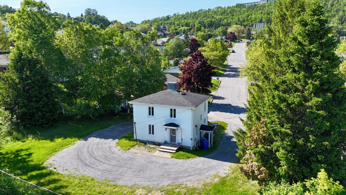 Vue aérienne de la propriété et du quartier