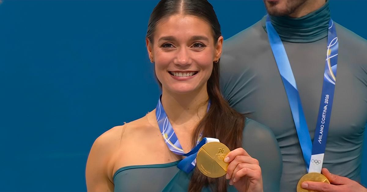 Laurence Fournier Beaudry souriante avec sa médaille d'or aux JO de Milan-Cortina 2026.
