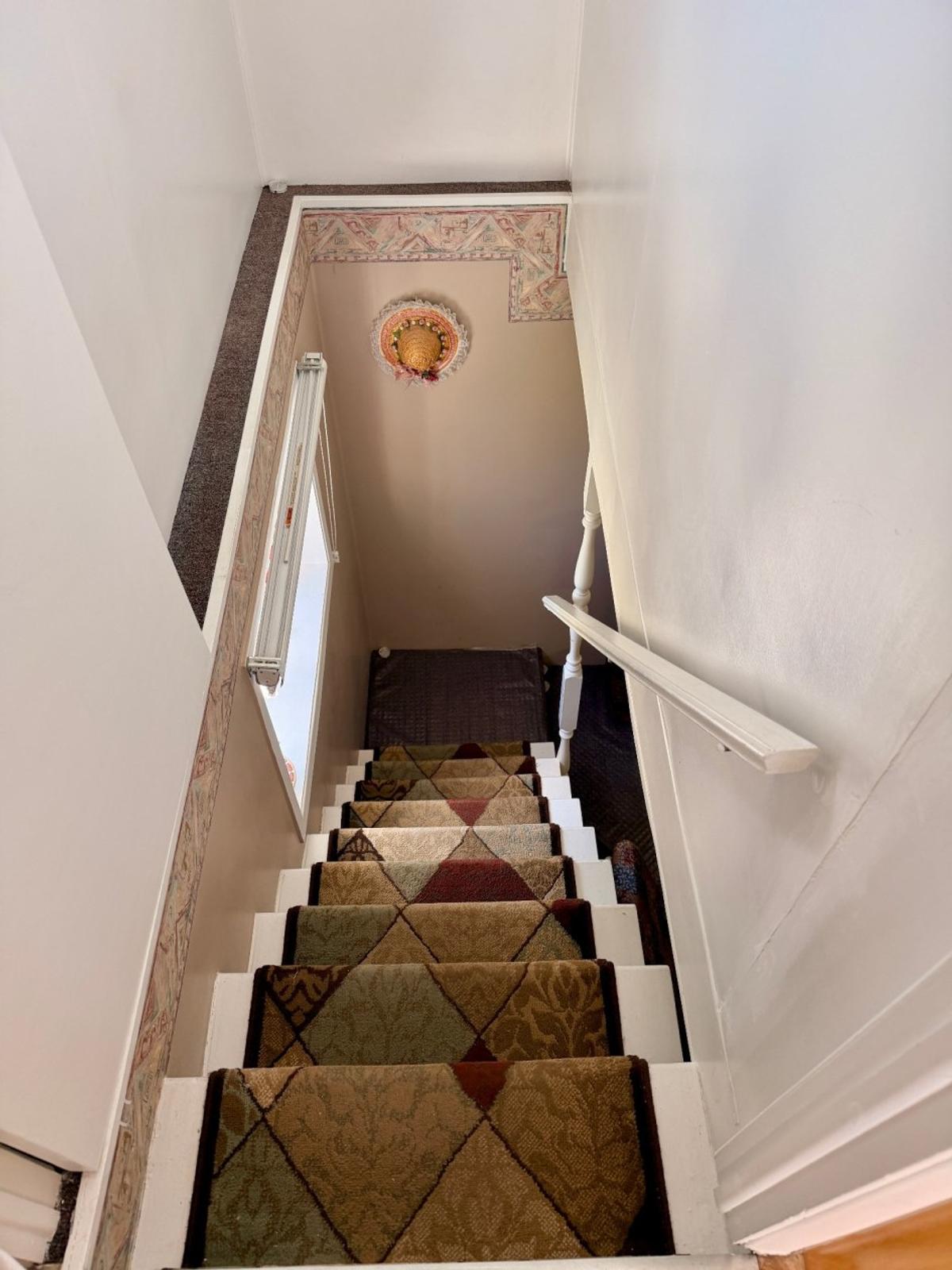 Escalier menant au sous-sol aménagé