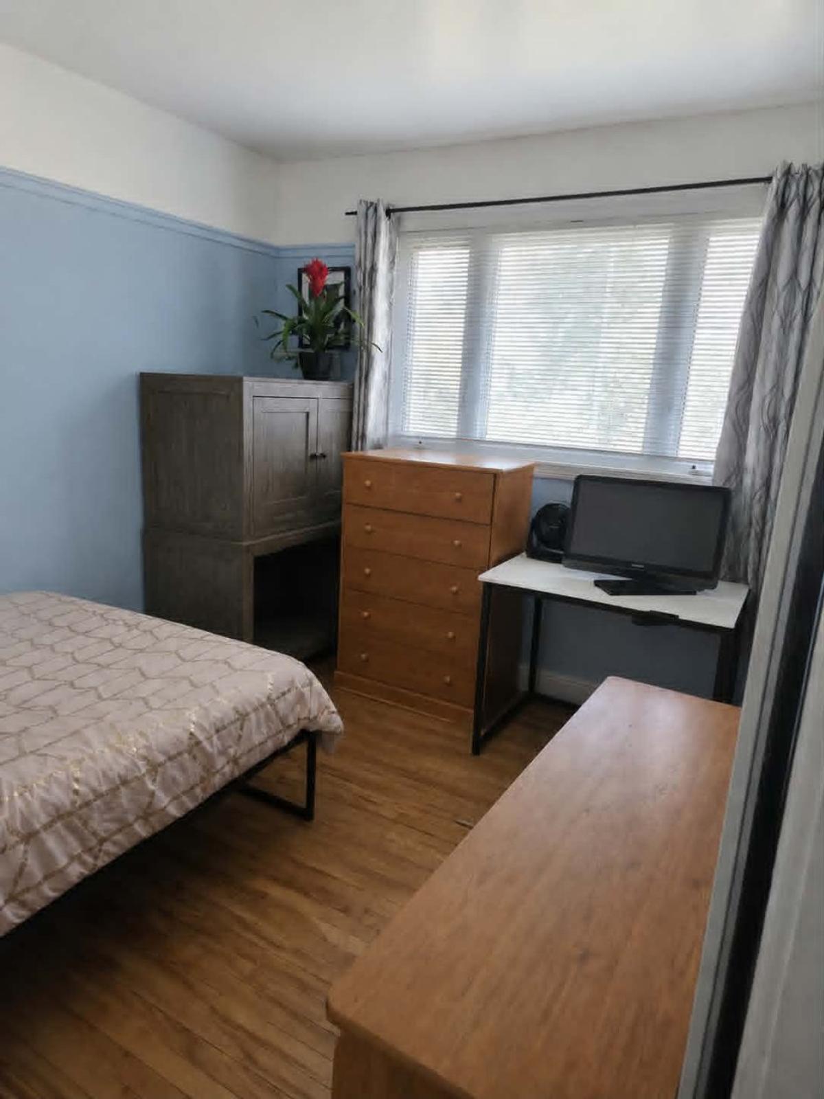Chambre secondaire aux finitions soignées