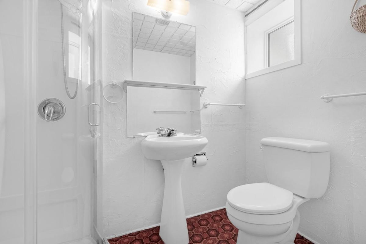 Détail de la salle de bain au sous-sol