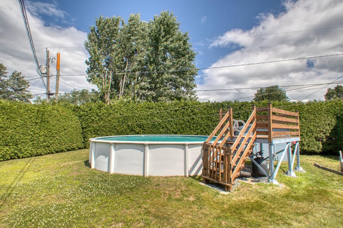 La piscine hors terre dans la cour arrière