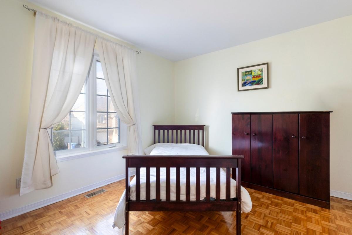 Chambre à coucher avec fenestration généreuse