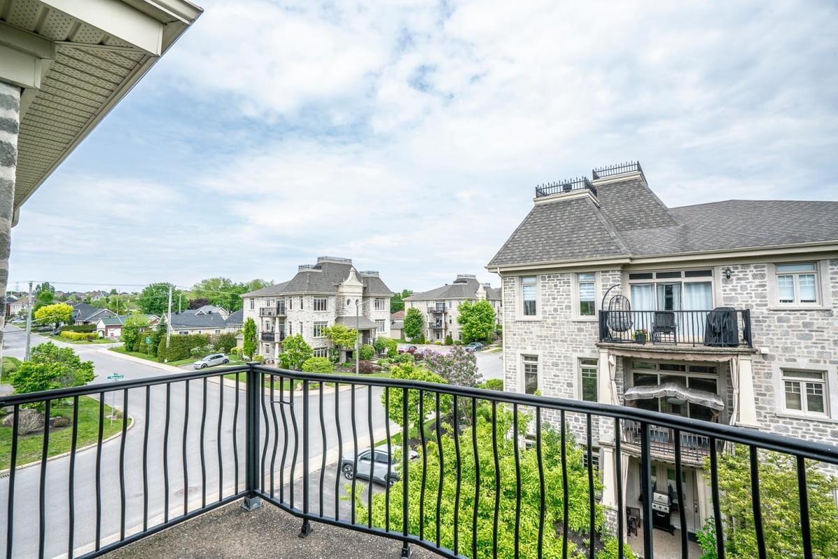 Détail du balcon et de l'aménagement extérieur