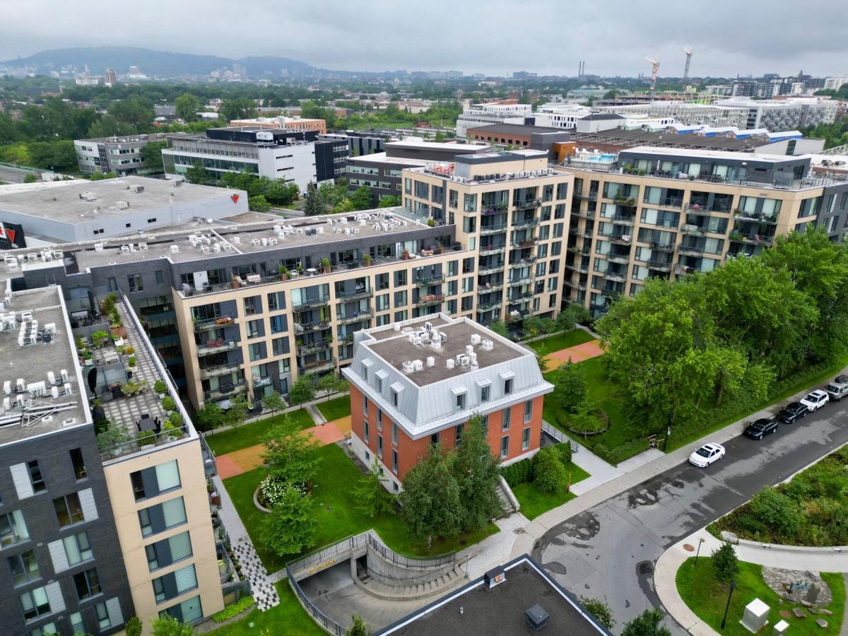 Vue aérienne élargie du quartier