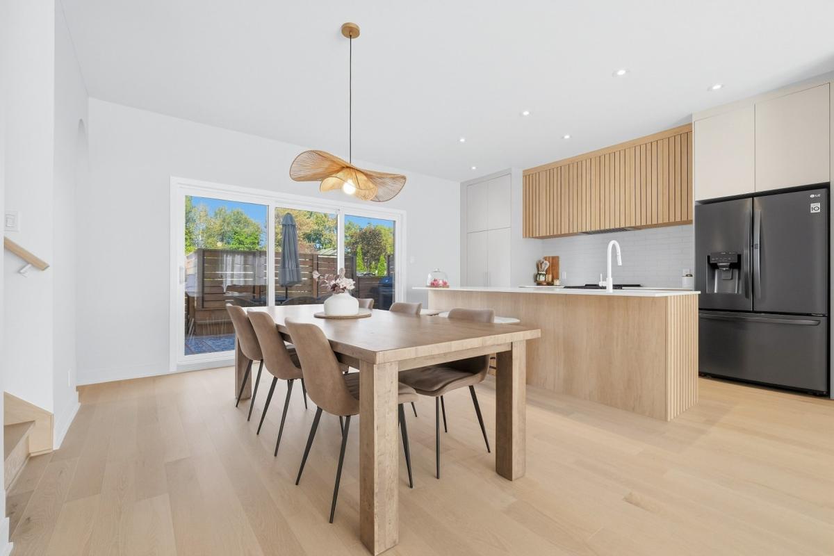 Coin repas vu depuis la cuisine
