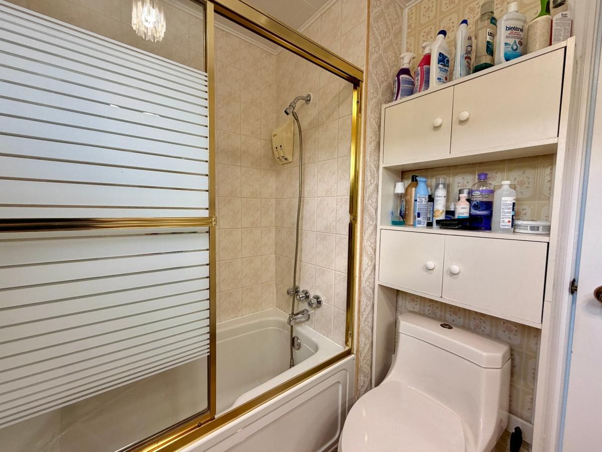 Salle de bain avec bain-douche