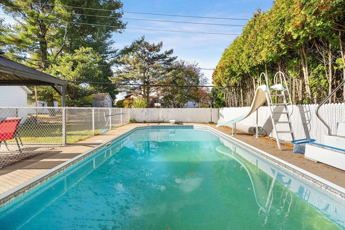 La piscine creusée et chauffée