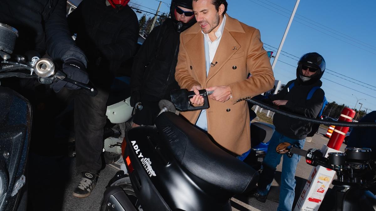 PC Jolicoeur offrant de l'essence gratuite