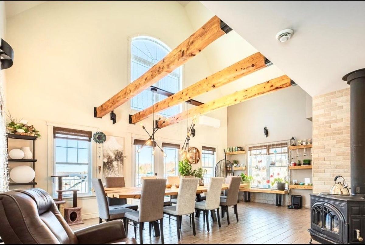 Salle à manger baignée de lumière naturelle
