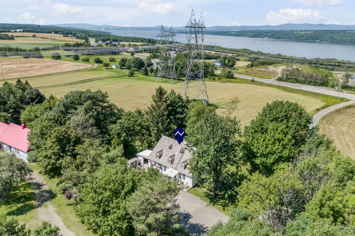 Vue aérienne du domaine et du fleuve Saint-Laurent
