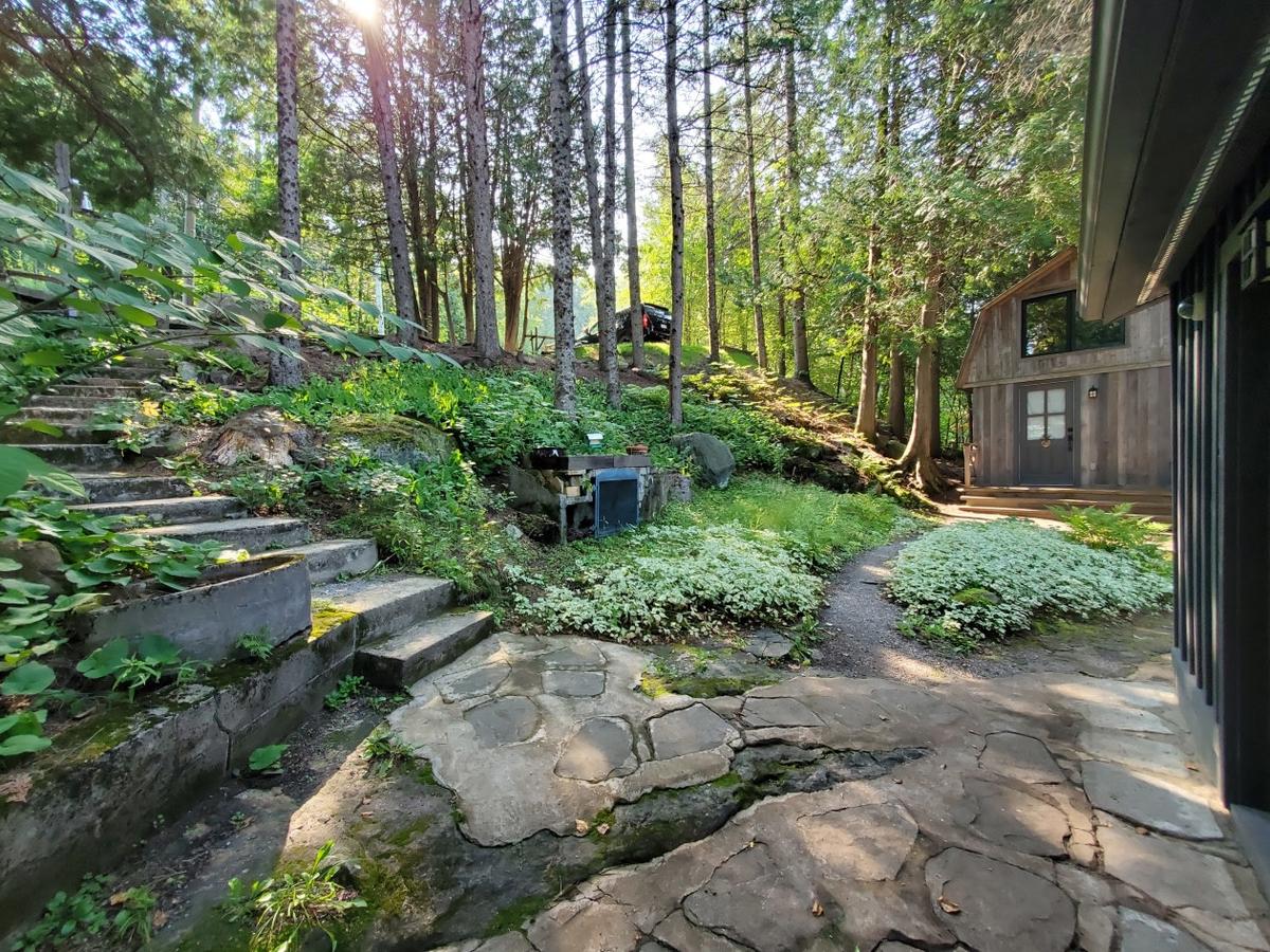 La plage privée et l'accès au lac
