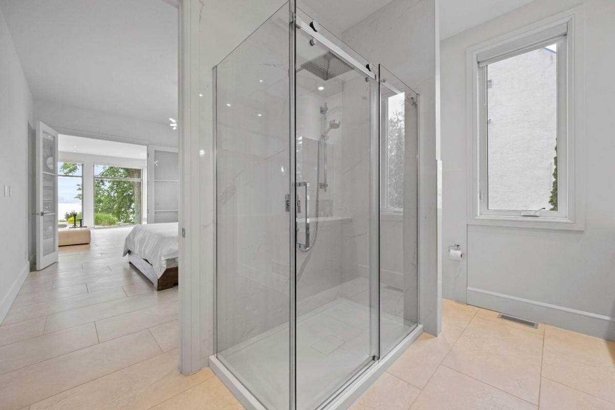 Douche et vanité de la salle de bain principale