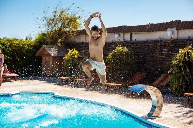 Freepik - cookie_studio, homme qui plonge dans une piscine