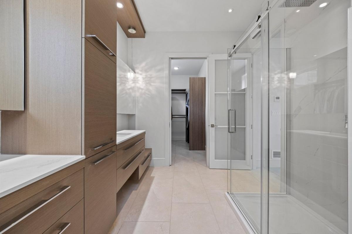 Détails de la salle de bain principale