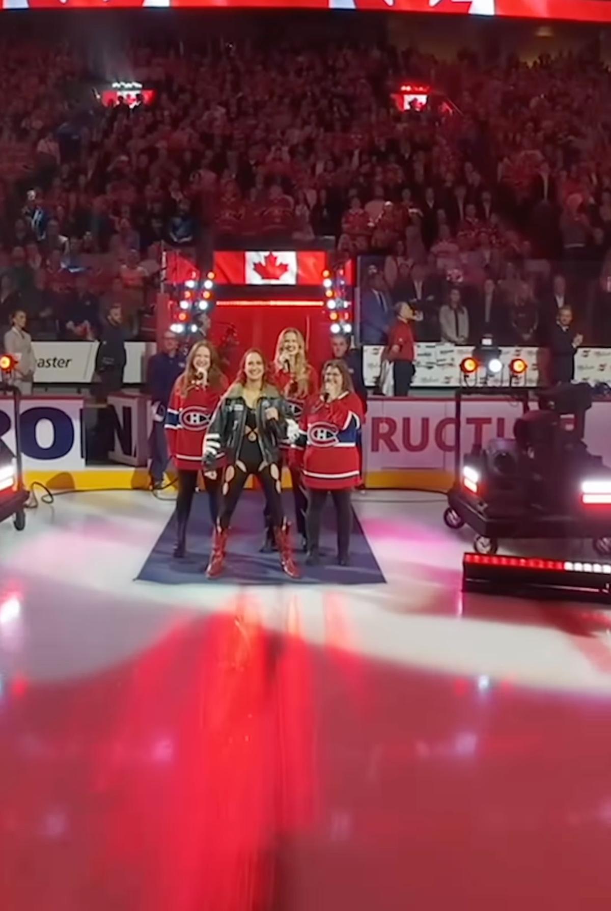 Éléonore Lagacé qui chante l'hymne national