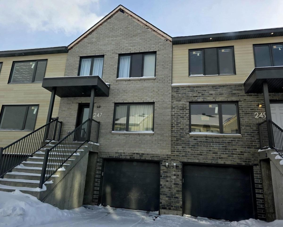 Vue extérieure de la maison de ville dans le quartier Galia