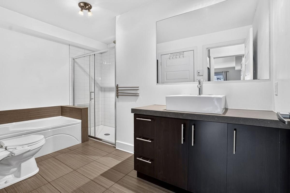 Salle de bain avec douche et baignoire indépendantes