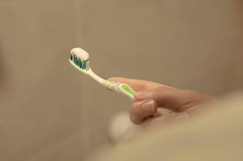  Roman Marchenko - Unsplash, brosse à dents, dentifrice