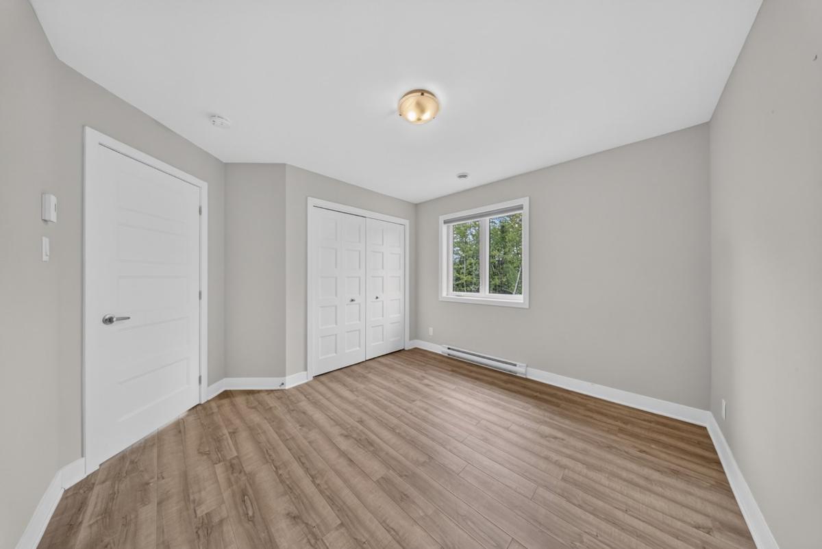 Autre angle de la chambre principale