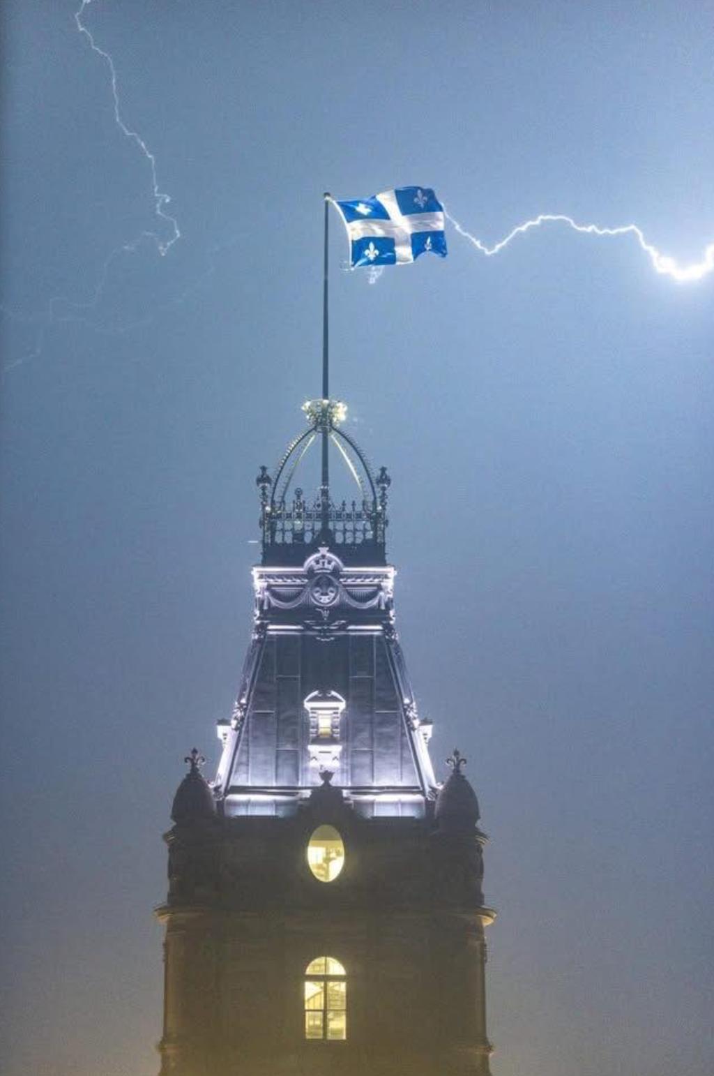 Éclair au-dessus du Parlement de Québec