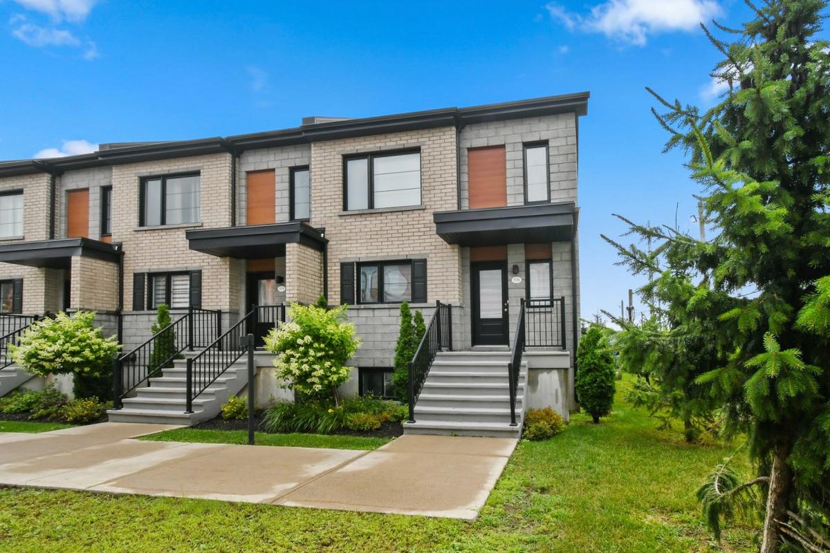 Façade de la maison en rangée avec son revêtement contemporain
