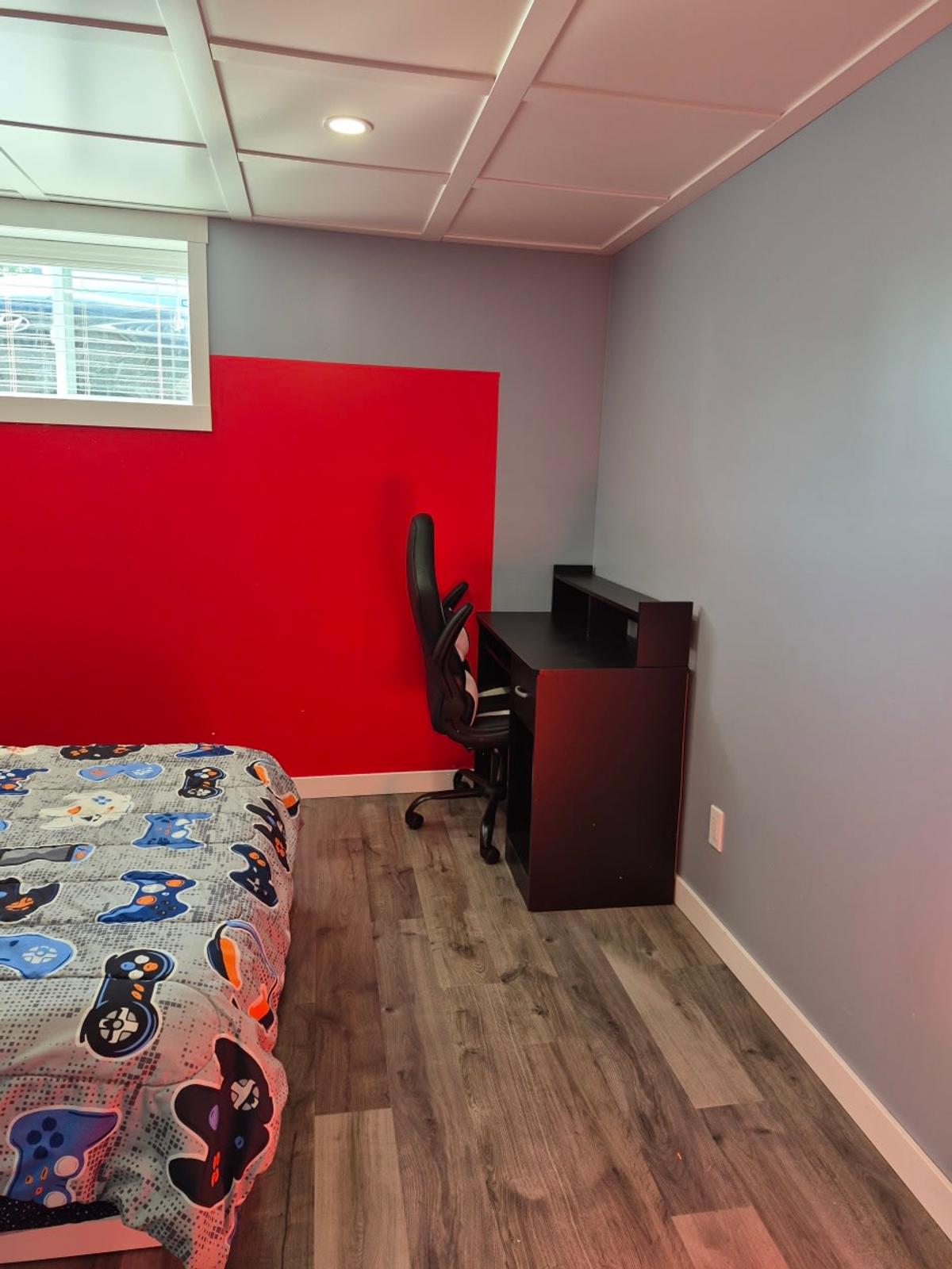 Chambre du sous-sol avec penderie