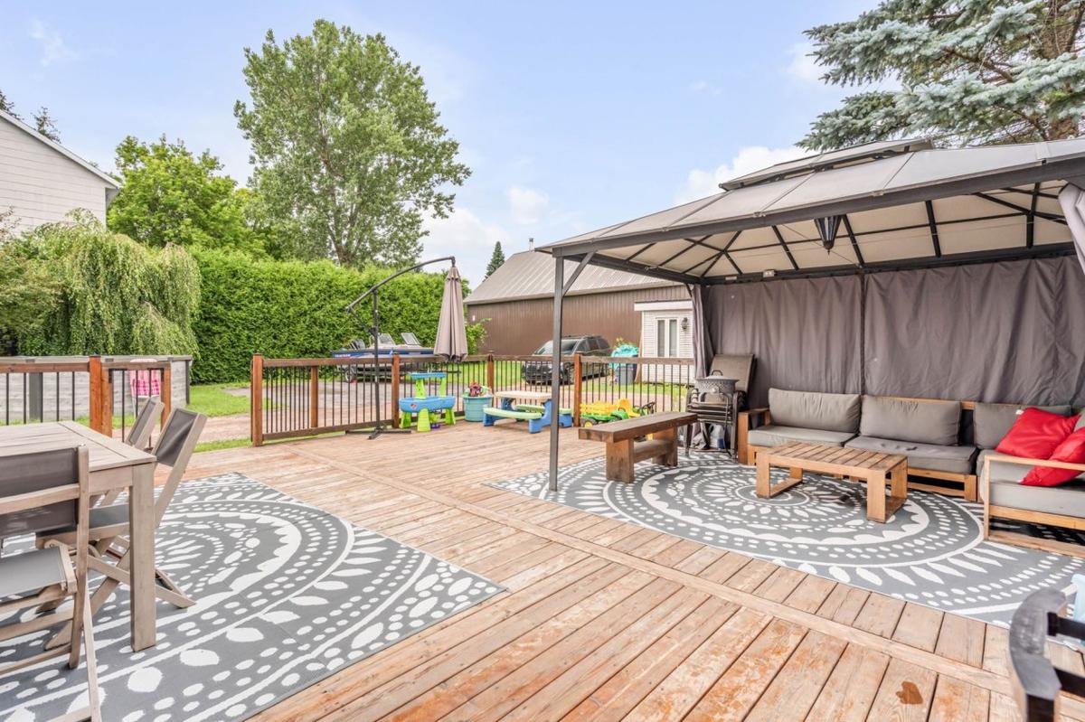 Vue sur la terrasse et le jardin