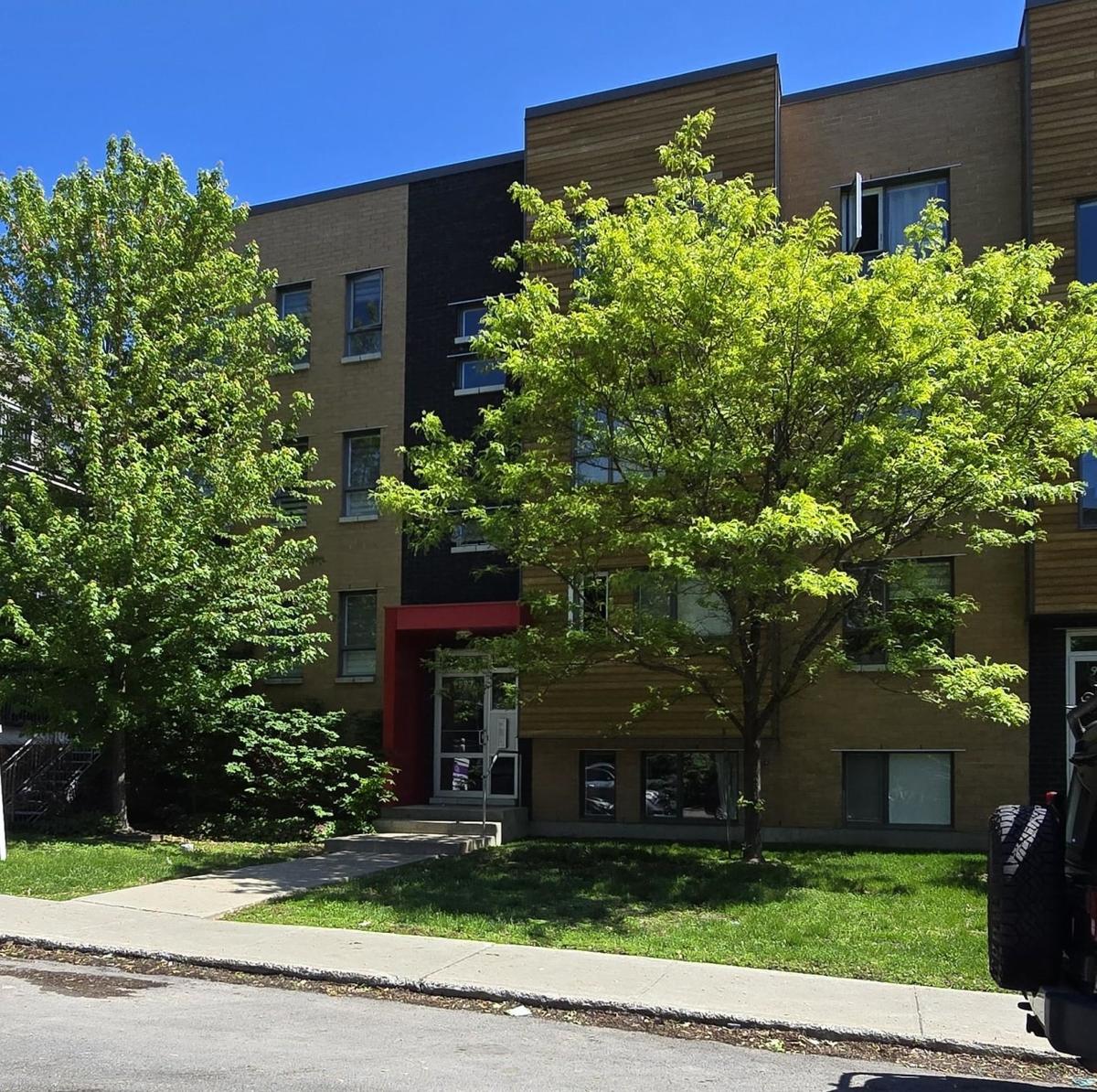Façade du condo sur l'avenue du Parc-Georges