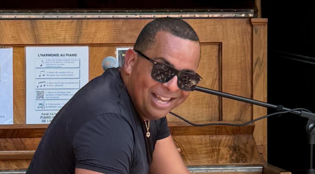 Gregory Charles au piano public de Limoilou