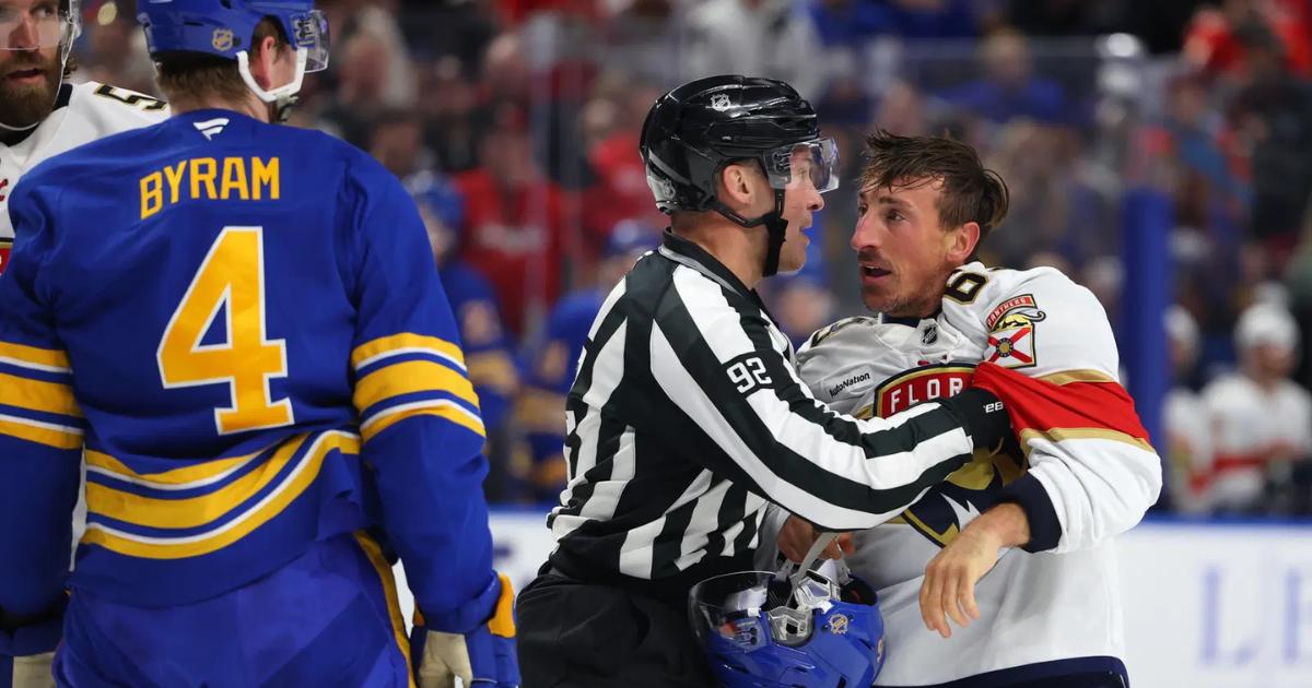 Brad Marchand avec casque Rasmus Dahlin