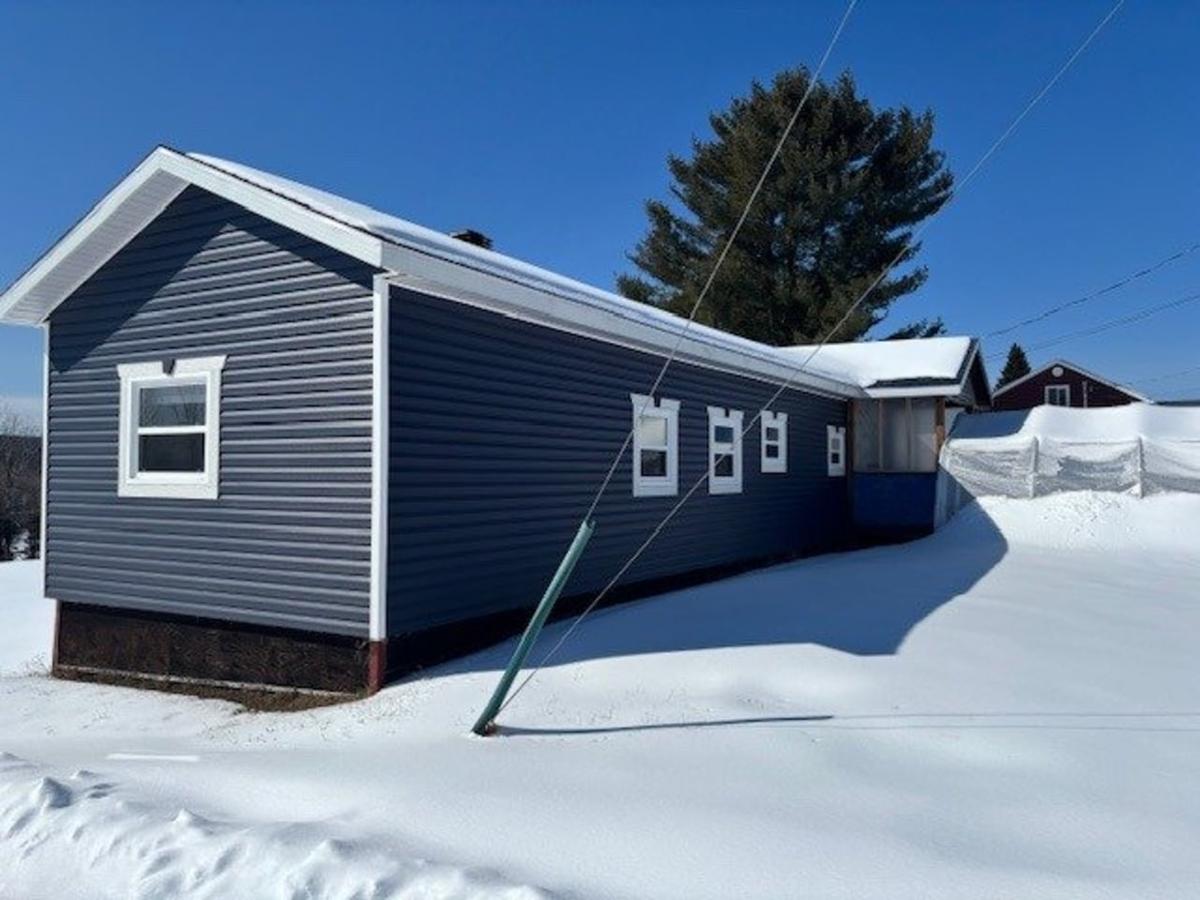 Modeste, tranquille, pleine de possibilités : une maison à réinventer sur un vaste terrain à Rivière-Bleue