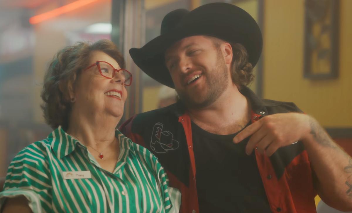 Carmen Sylvestre dans le nouveau vidéo clip de Matt Lang