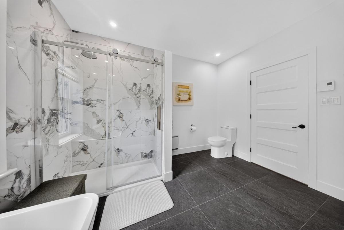 Vue complémentaire de la salle de bain