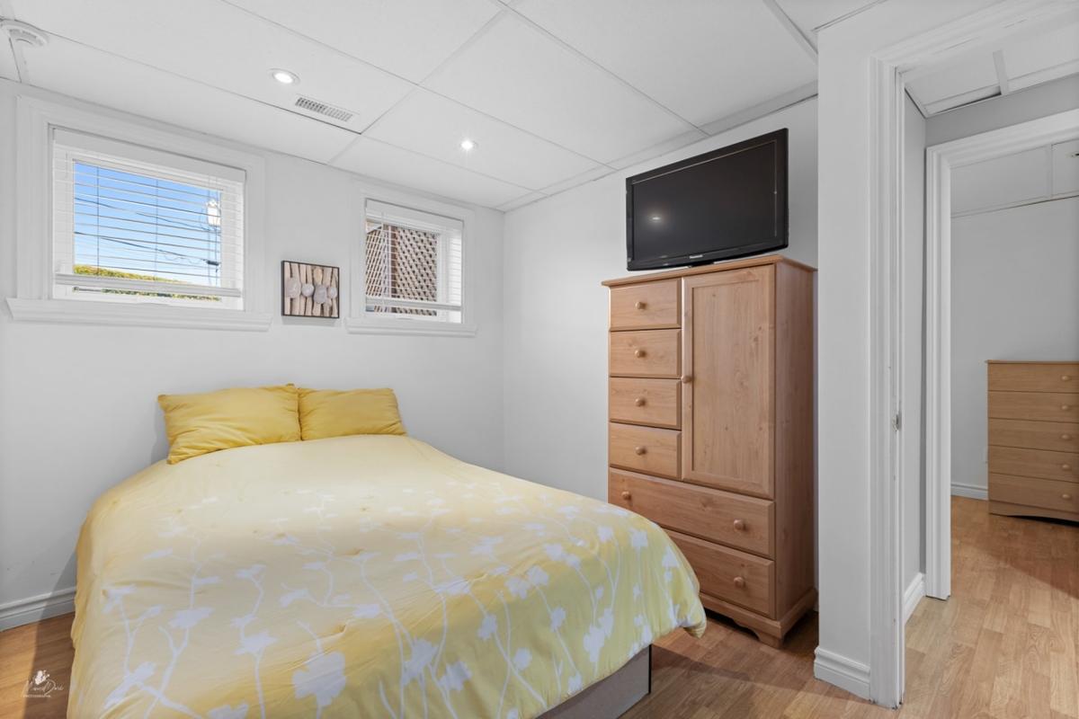 Chambre avec fenestration généreuse