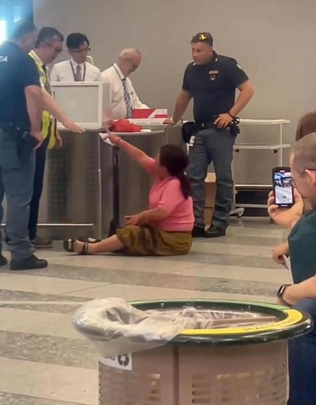 Femme fait une crise du bacon à l'aéroport