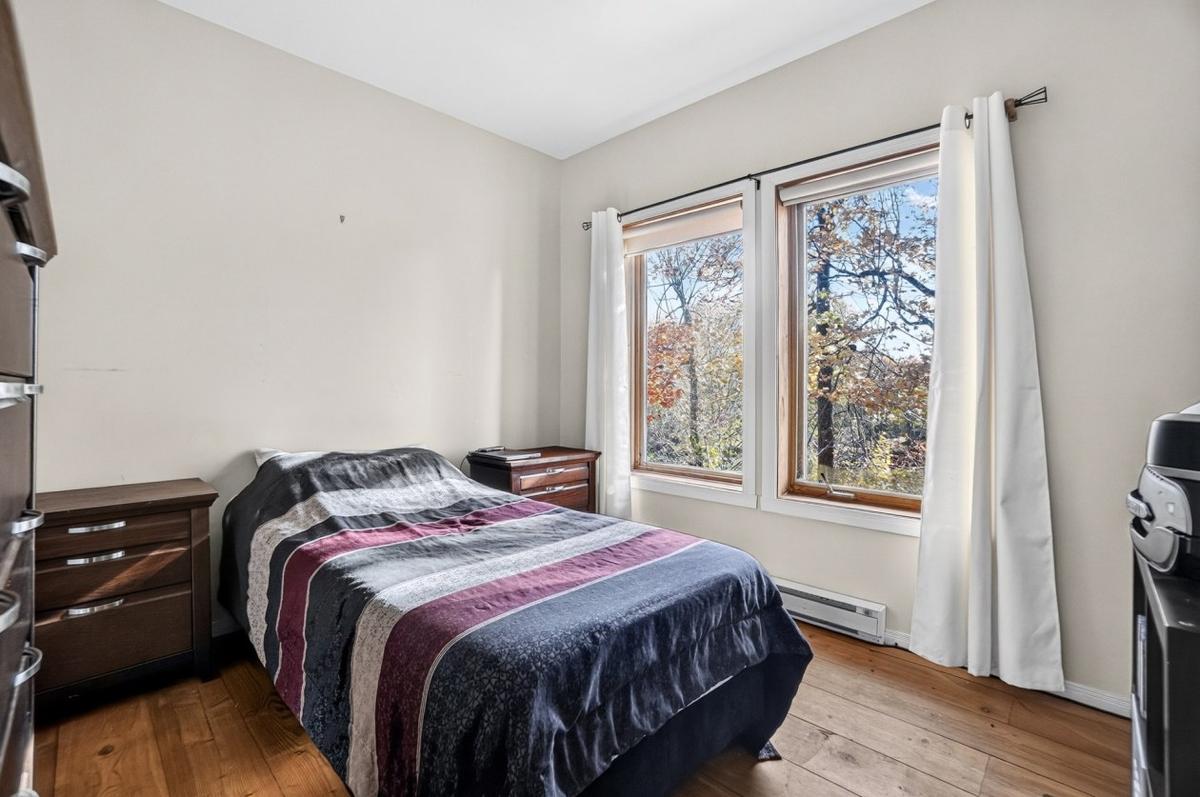 Chambre secondaire avec vue sur le terrain
