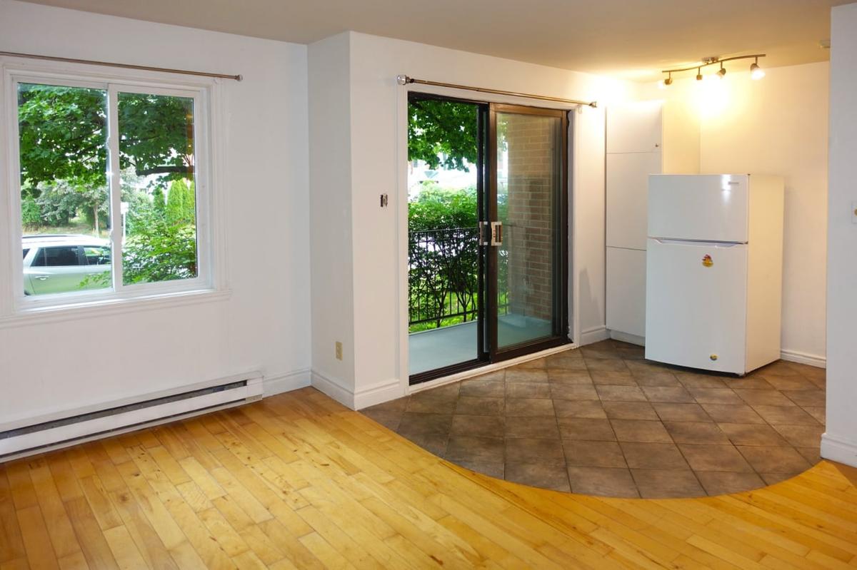 Vue du séjour vers la fenestration