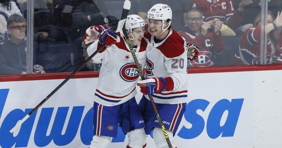 Lane Hutson et Juraj Slafkovsky qui célèbrent