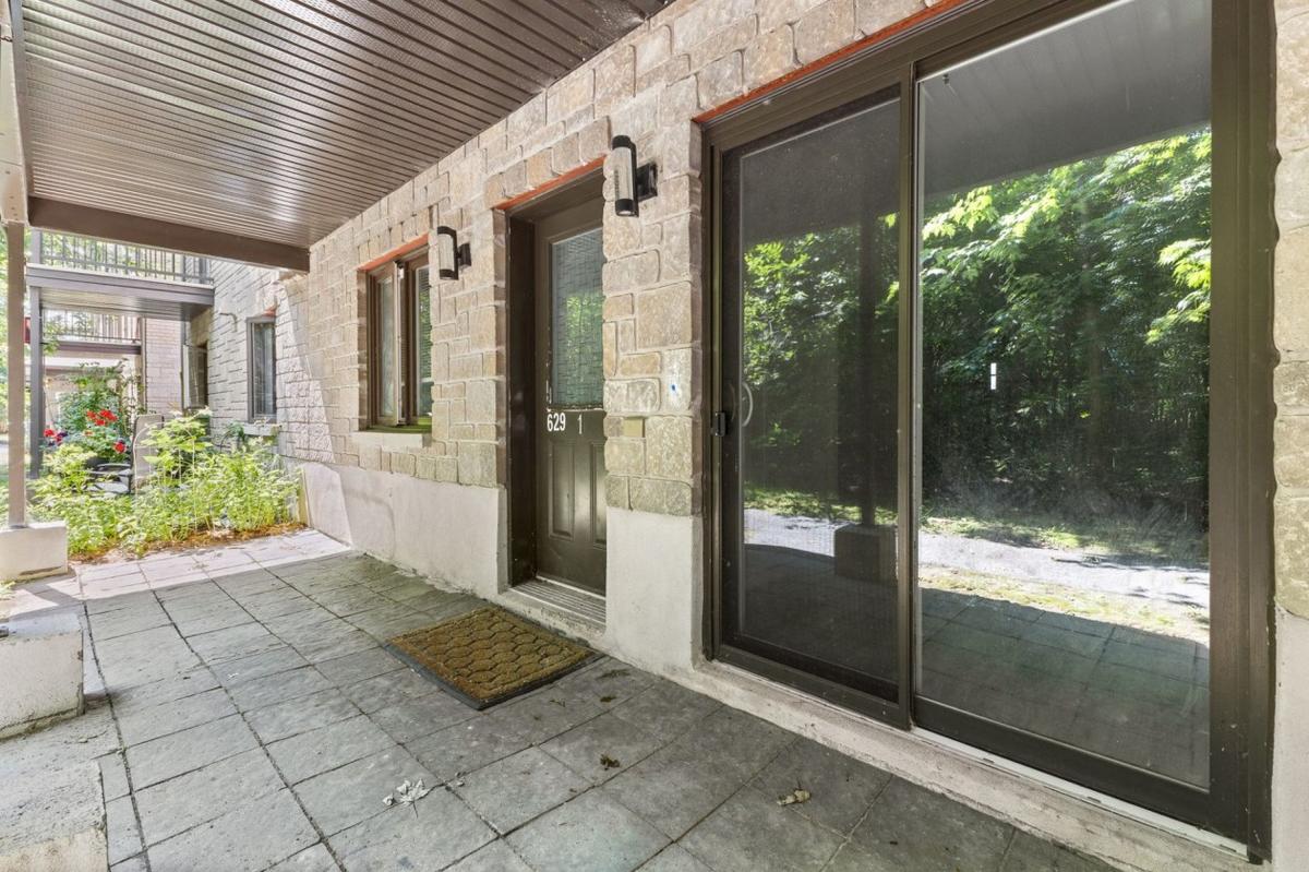 Patio privé avec accès depuis le salon