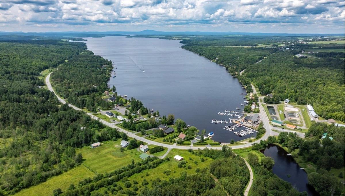 Vue aérienne élargie du secteur et du lac