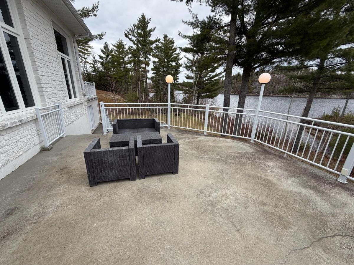 Grande terrasse face au lac
