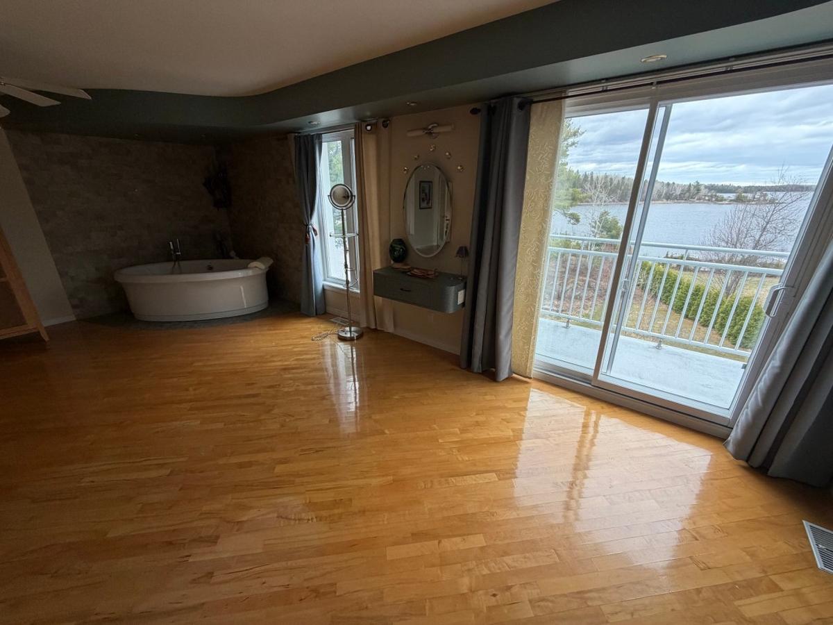 Autre angle de la chambre principale